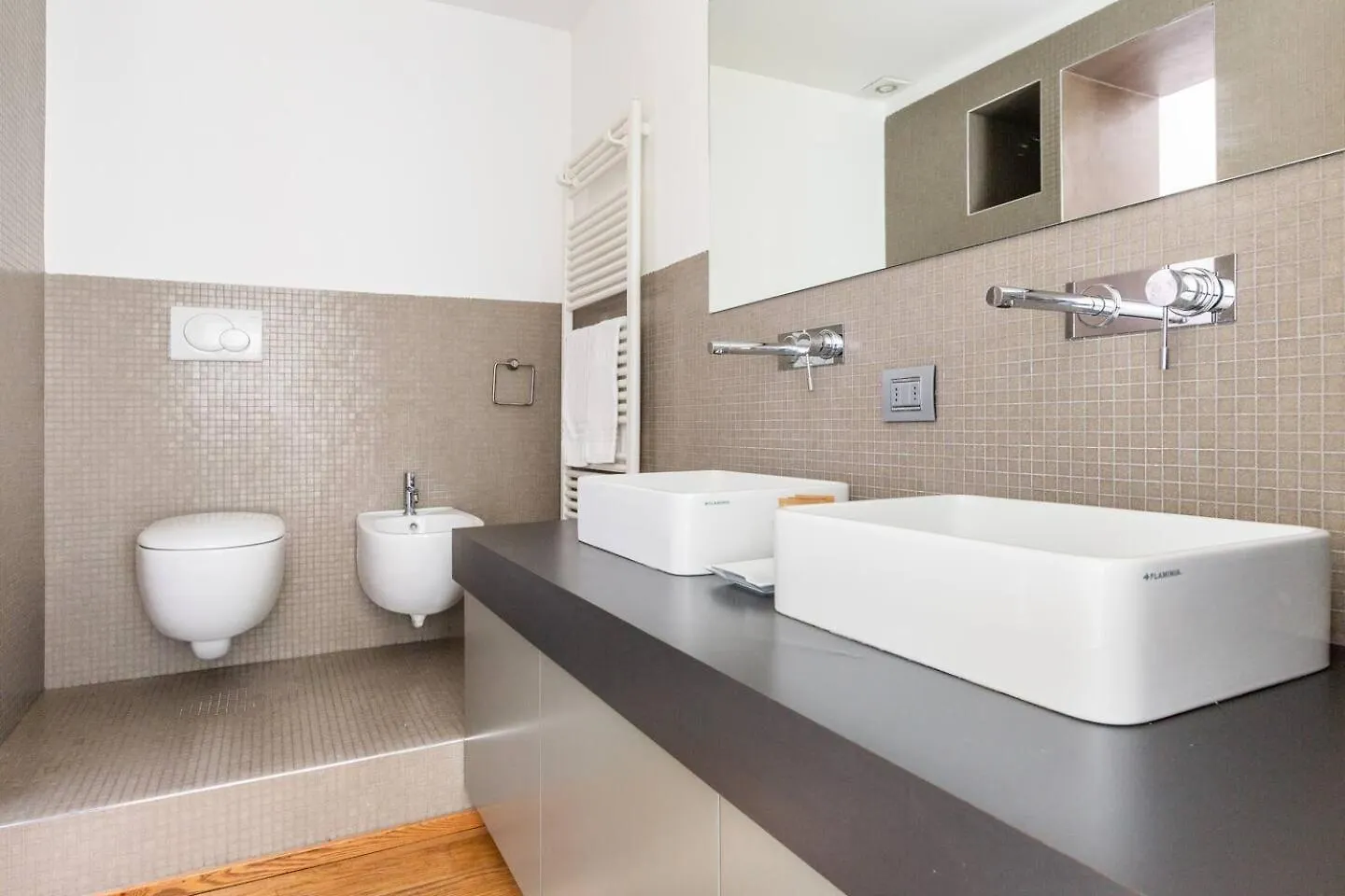 Como Sweet Como Apartment